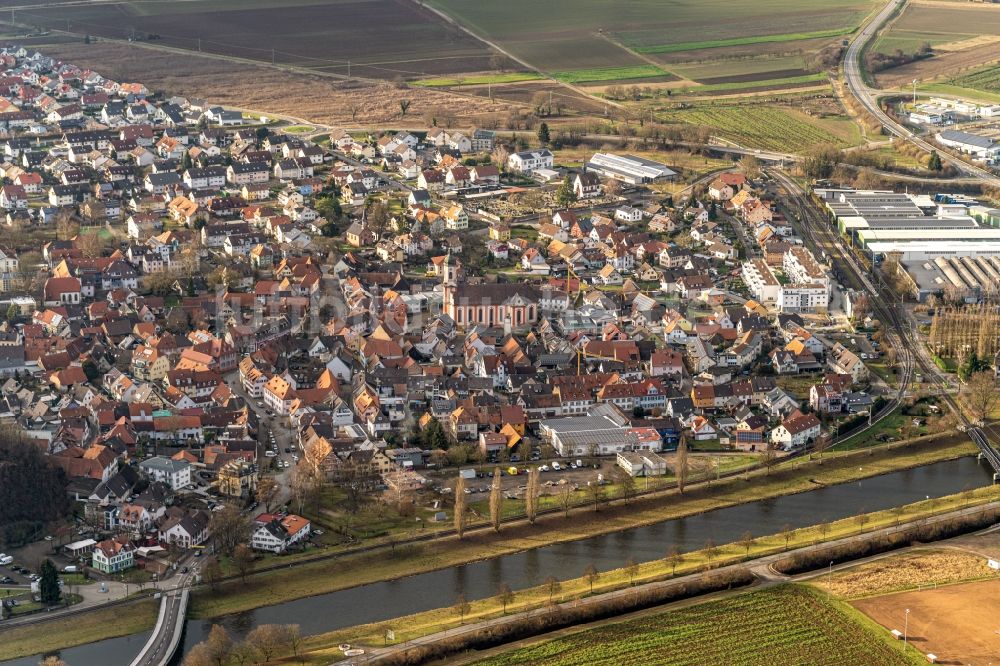 Luftbild Riegel am Kaiserstuhl - Ortskern am Uferbereich des Elz - Flußverlaufes in Riegel am Kaiserstuhl im Bundesland Baden-Württemberg, Deutschland