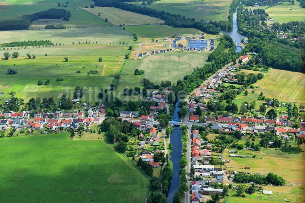 Luftaufnahme Zerpenschleuse - Ortskern am Uferbereich des Finowkanal - Flußverlaufes in Zerpenschleuse im Bundesland Brandenburg, Deutschland