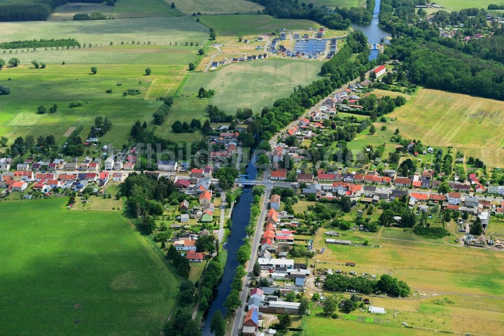 Zerpenschleuse von oben - Ortskern am Uferbereich des Finowkanal - Flußverlaufes in Zerpenschleuse im Bundesland Brandenburg, Deutschland