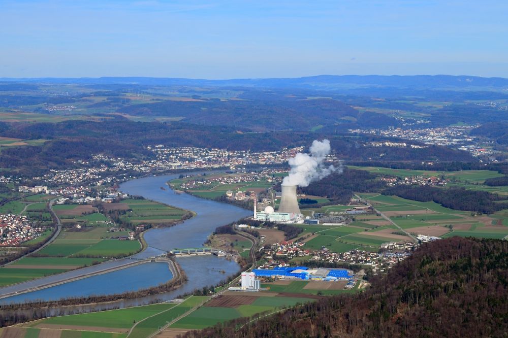 Luftaufnahme Leibstadt - Ortskern am Uferbereich des - Flußverlaufes in Leibstadt im Kanton Aargau, Schweiz
