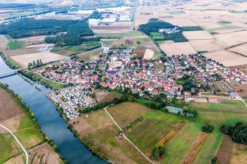 Luftaufnahme Schwarzach am Main - Ortskern am Uferbereich des - Flußverlaufes in Schwarzach am Main im Bundesland Bayern, Deutschland