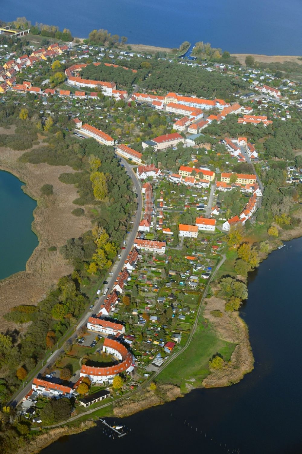 Luftaufnahme Kirchmöser - Ortskern am Uferbereich Heiliger See - Möserscher See in Kirchmöser im Bundesland Brandenburg, Deutschland