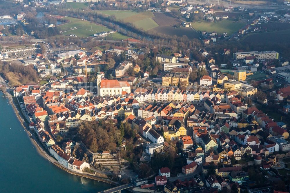 Luftbild Schärding - Ortskern am Uferbereich des Inn - Flußverlaufes in Schärding in Oberösterreich, Österreich