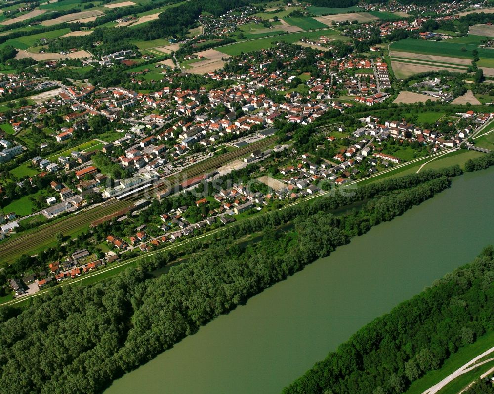Luftbild Simbach am Inn - Ortskern am Uferbereich des Inn - Flussverlaufes in Simbach am Inn im Bundesland Bayern, Deutschland