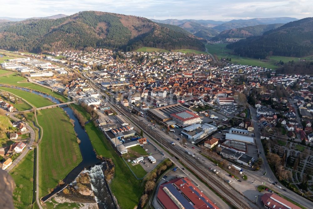 Luftaufnahme Haslach im Kinzigtal - Ortskern am Uferbereich des Kinzig - Flußverlaufes in Haslach im Kinzigtal im Bundesland Baden-Württemberg, Deutschland