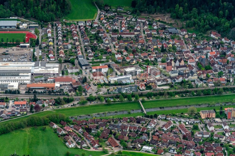 Hausach von oben - Ortskern am Uferbereich der Kinzig - Flußverlaufes in Hausach im Bundesland Baden-Württemberg, Deutschland