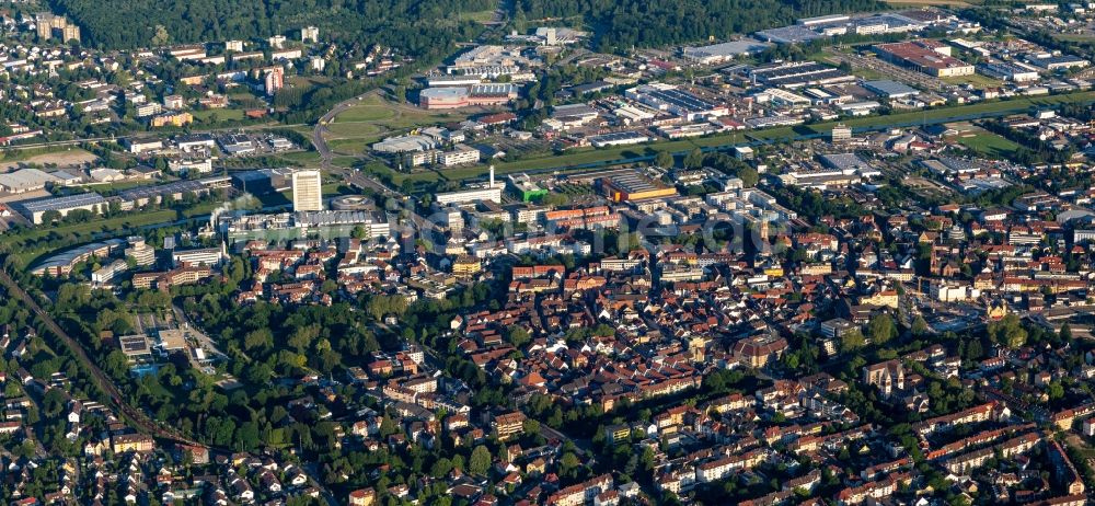 Luftbild Offenburg - Ortskern am Uferbereich des der Kinzig - Flußverlaufes in Offenburg im Bundesland Baden-Württemberg, Deutschland