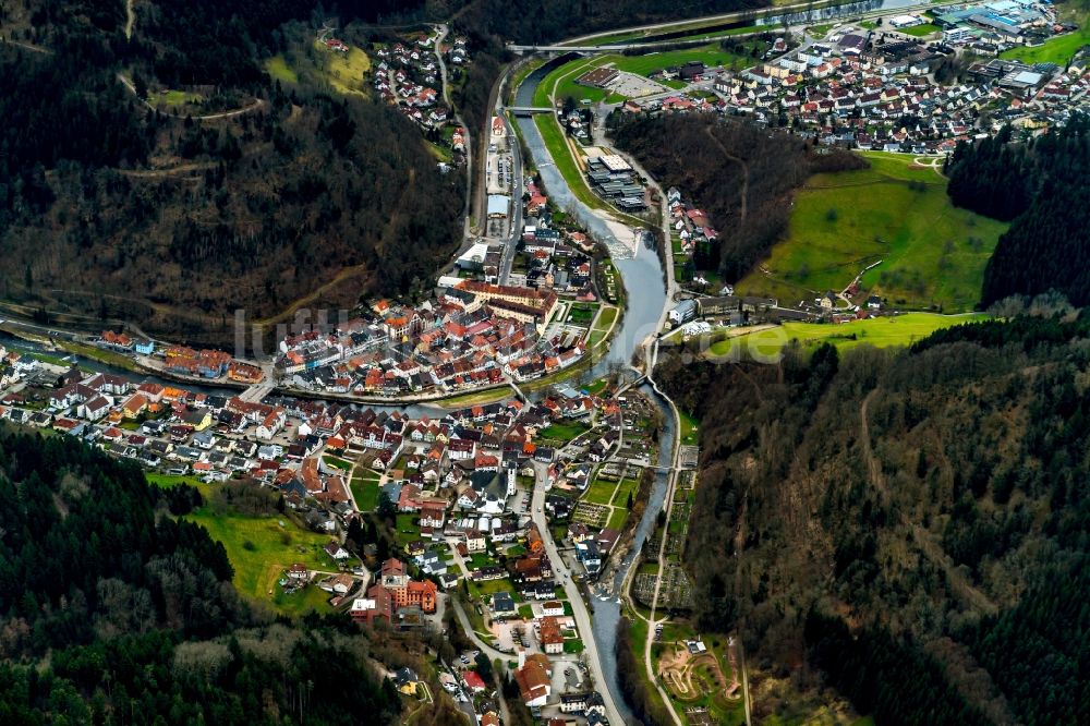 Luftbild Wolfach - Ortskern am Uferbereich des Kinzig - Flußverlaufes in Wolfach im Bundesland Baden-Württemberg, Deutschland