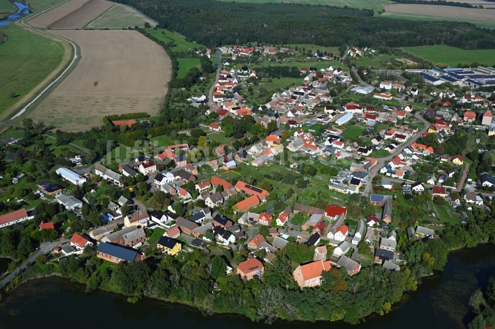 Klöden aus der Vogelperspektive: Ortskern am Uferbereich des Klödener Riß - Flußverlaufes in Klöden im Bundesland Sachsen-Anhalt, Deutschland