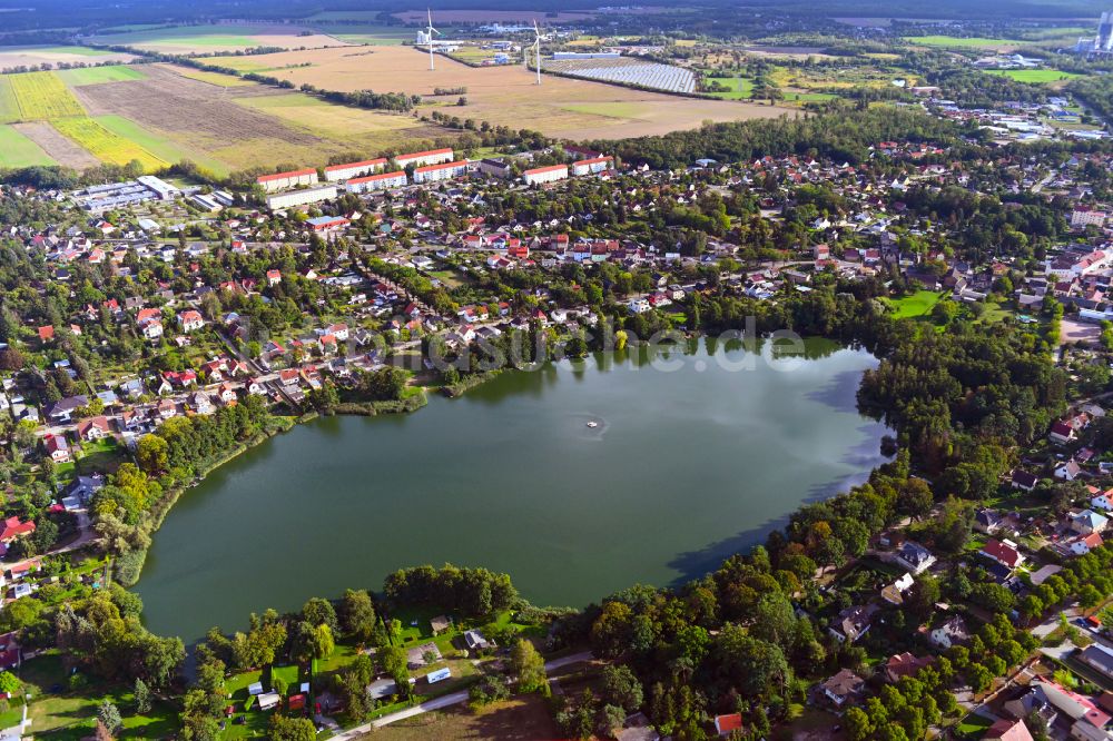 Hennickendorf von oben - Ortskern am Uferbereich Kleiner Stienitzsee in Hennickendorf im Bundesland Brandenburg, Deutschland