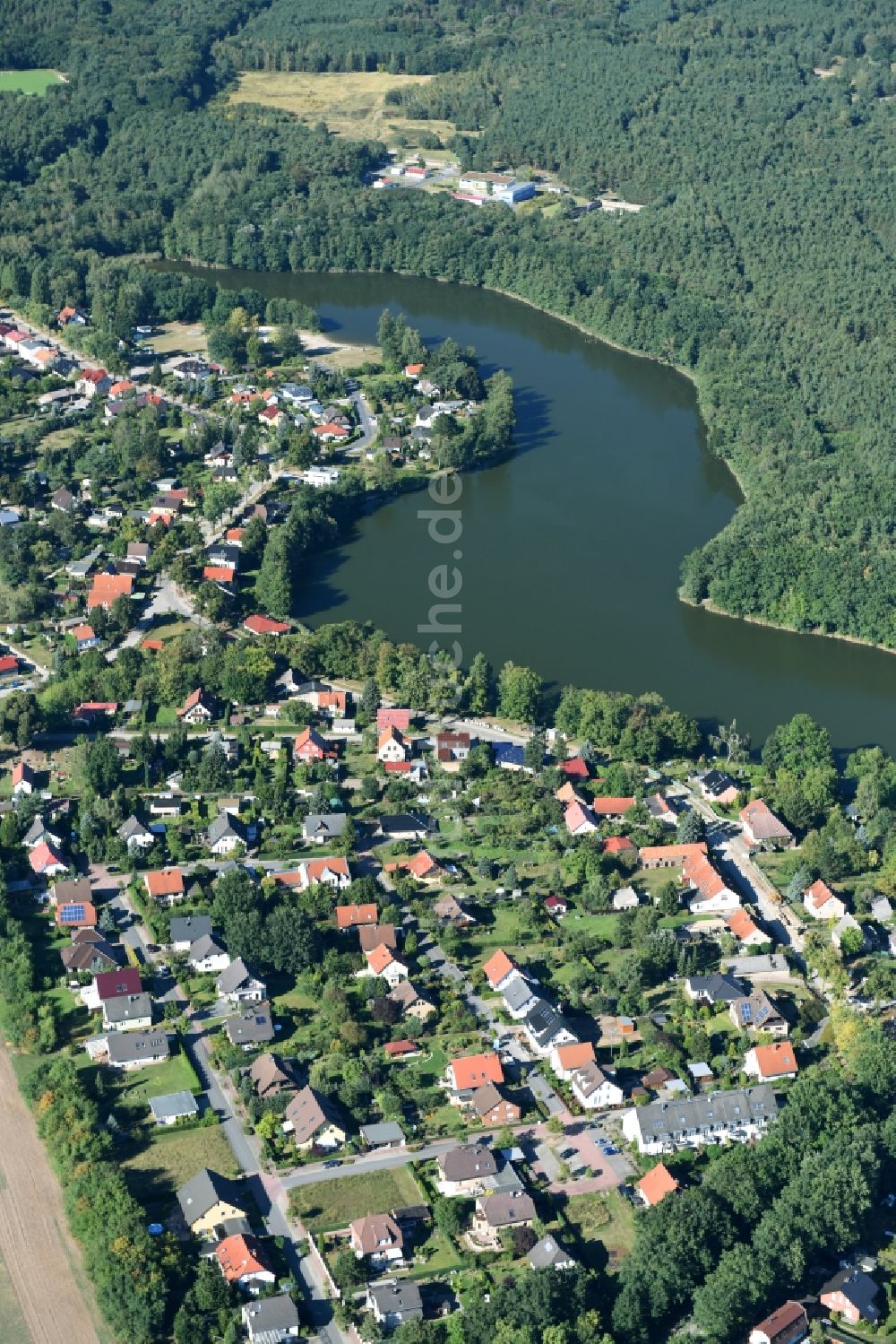 Krummensee aus der Vogelperspektive: Ortskern am Uferbereich des Krummer See in Krummensee im Bundesland Brandenburg