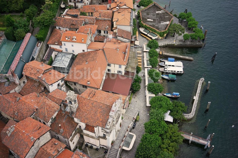 Isola Bella aus der Vogelperspektive: Ortskern am Uferbereich des Lago Maggiore in Isola Bella in Piemonte, Italien