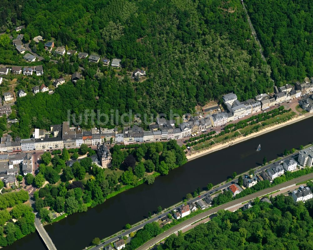 Bad Ems von oben - Ortskern am Uferbereich des Lahn - Flußverlaufes in Bad Ems im Bundesland Rheinland-Pfalz