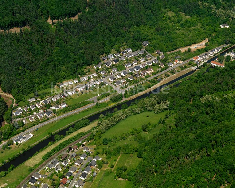 Luftbild Oberau, Fachbach - Ortskern am Uferbereich des Lahn - Flußverlaufes in Oberau, Fachbach im Bundesland Rheinland-Pfalz