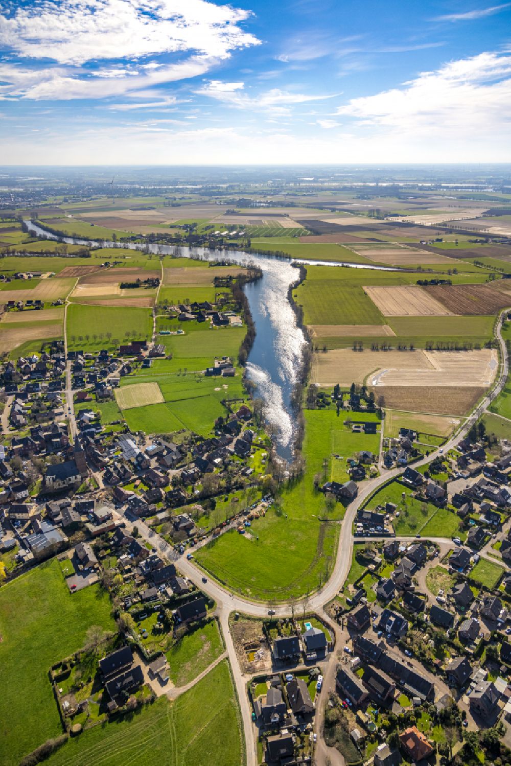 Millingen von oben - Ortskern am Uferbereich Landwehr - Millinger See in Millingen im Bundesland Nordrhein-Westfalen, Deutschland