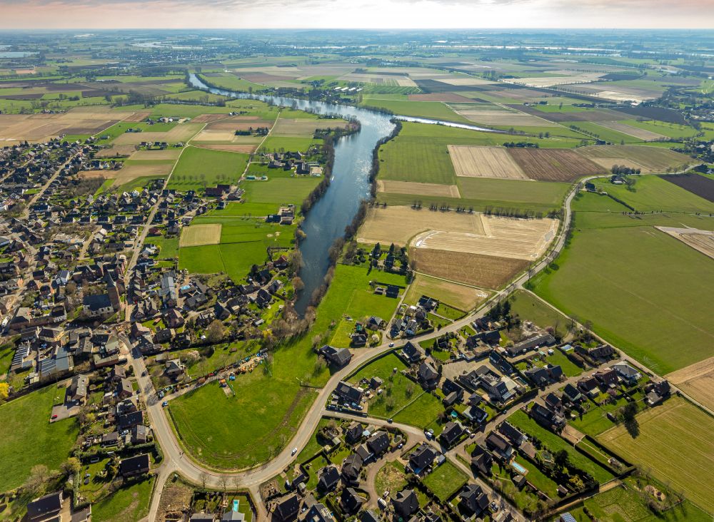 Millingen aus der Vogelperspektive: Ortskern am Uferbereich Landwehr - Millinger See in Millingen im Bundesland Nordrhein-Westfalen, Deutschland
