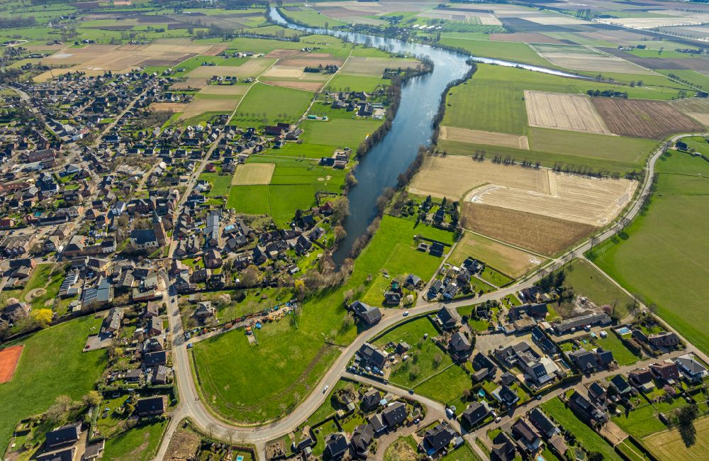 Luftbild Millingen - Ortskern am Uferbereich Landwehr - Millinger See in Millingen im Bundesland Nordrhein-Westfalen, Deutschland