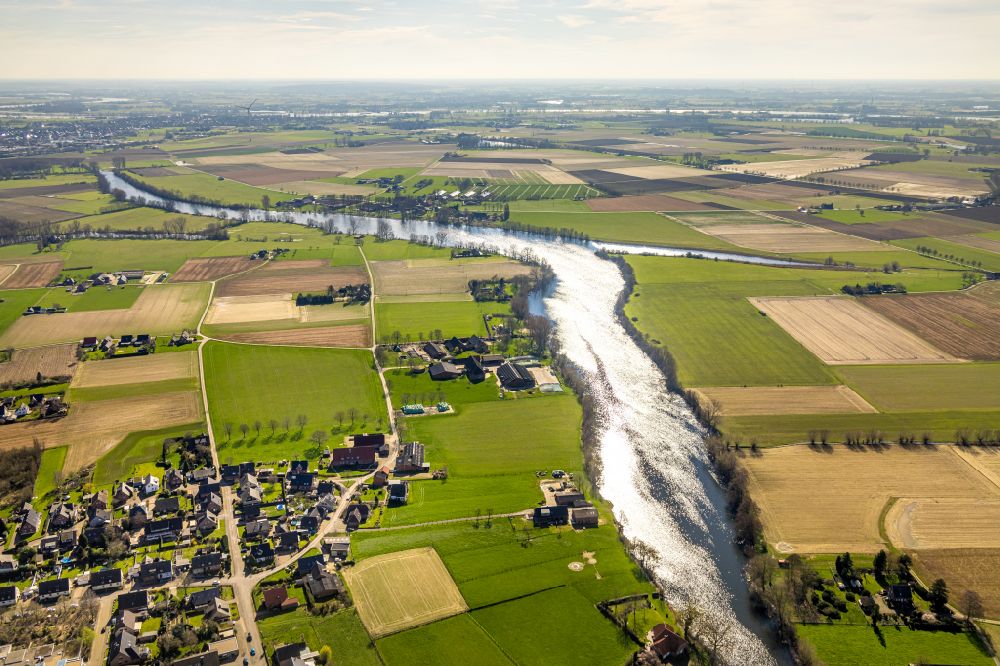 Millingen von oben - Ortskern am Uferbereich Landwehr - Millinger See in Millingen im Bundesland Nordrhein-Westfalen, Deutschland