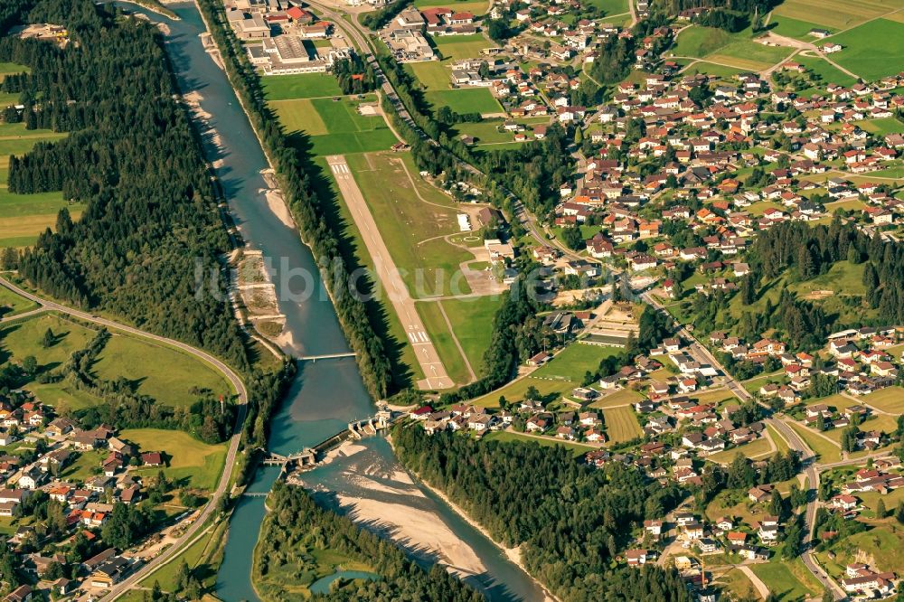 Höfen von oben - Ortskern am Uferbereich des Lech - Flußverlaufes in Höfen in Tirol, Österreich