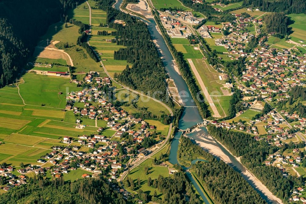 Höfen aus der Vogelperspektive: Ortskern am Uferbereich des Lech - Flußverlaufes in Höfen in Tirol, Österreich