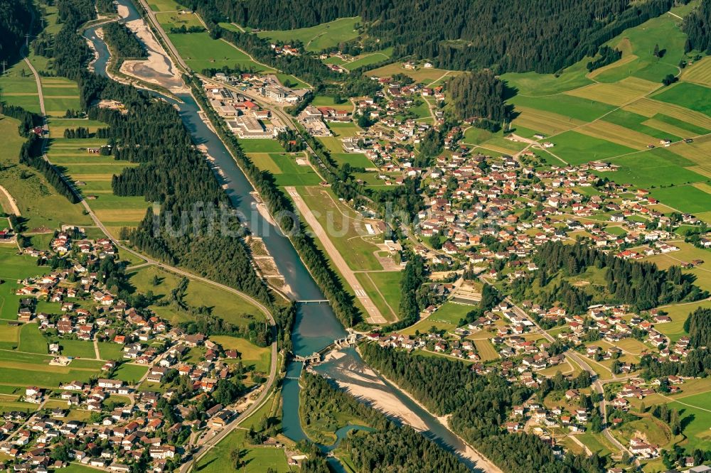 Luftbild Höfen - Ortskern am Uferbereich des Lech - Flußverlaufes in Höfen in Tirol, Österreich