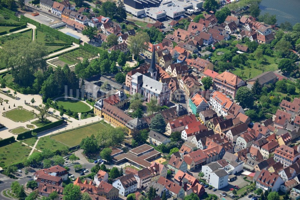 Veitshöchheim aus der Vogelperspektive: Ortskern am Uferbereich des Main - Flußverlaufes in Veitshöchheim im Bundesland Bayern