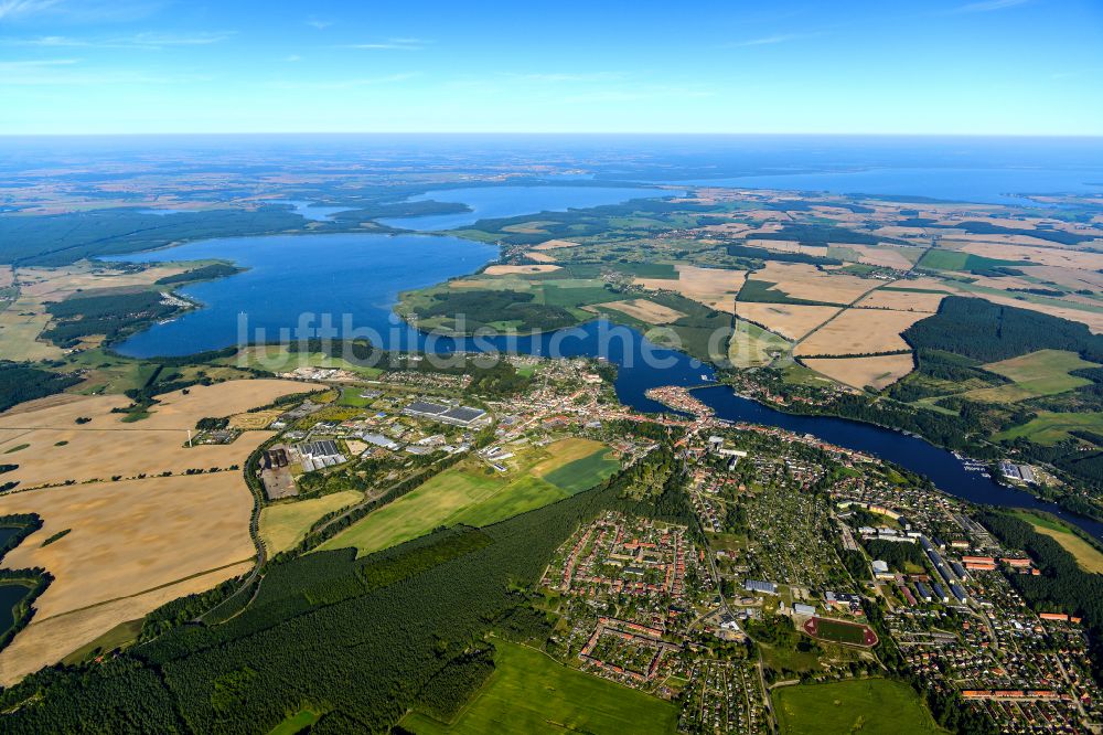 Luftbild Malchow - Ortskern am Uferbereich des Malchower See mit Blick auf Fleesensee in Malchow im Bundesland Mecklenburg-Vorpommern, Deutschland