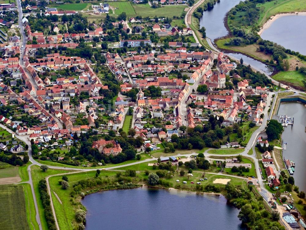 Luftaufnahme Mühlberg/Elbe - Ortskern am Uferbereich in Mühlberg/Elbe im Bundesland Brandenburg, Deutschland