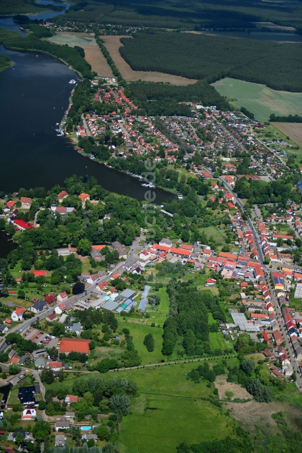 Luftaufnahme Mirow - Ortskern am Uferbereich Mirower See in Mirow im Bundesland Mecklenburg-Vorpommern, Deutschland
