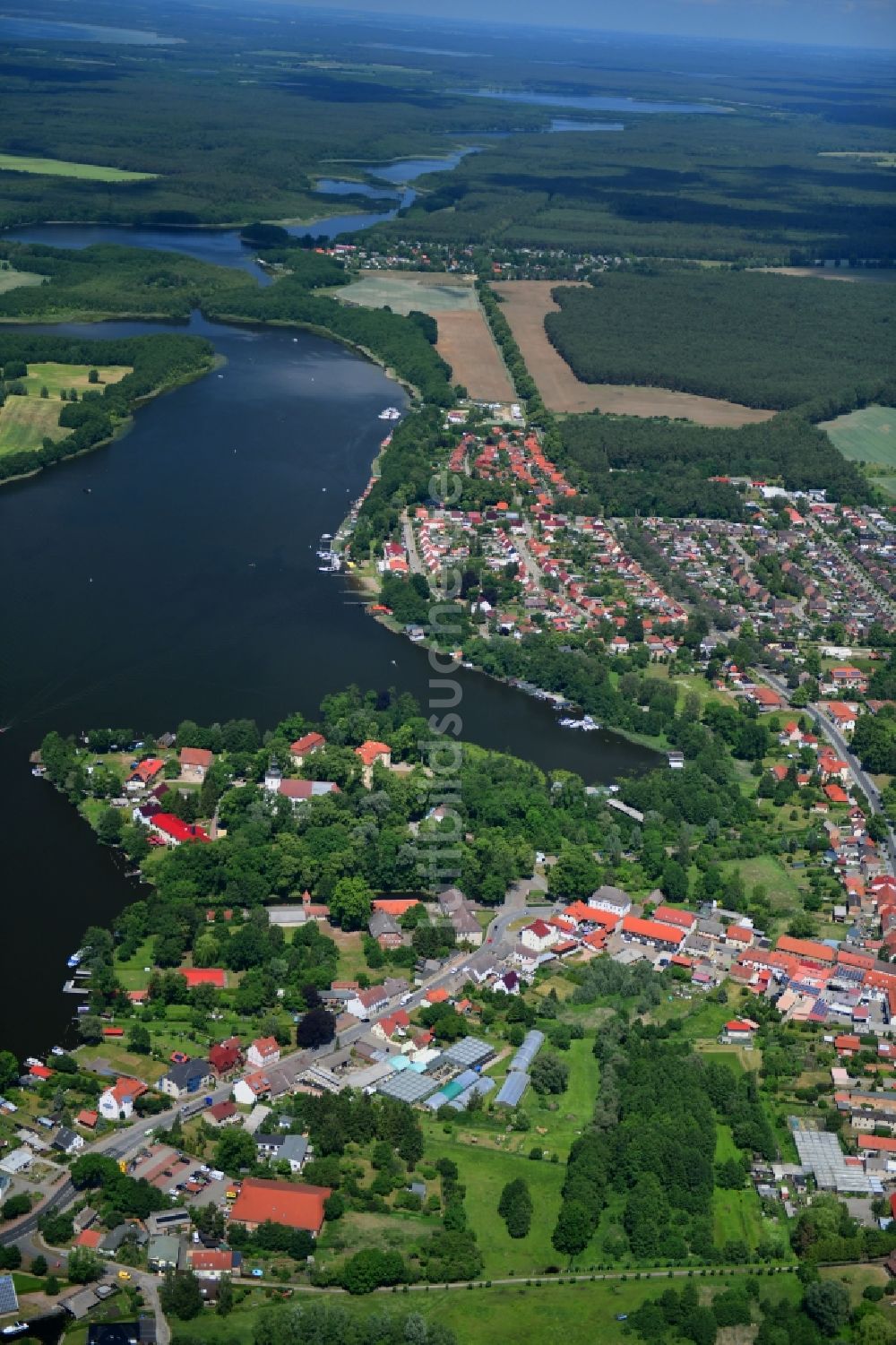 Mirow von oben - Ortskern am Uferbereich Mirower See in Mirow im Bundesland Mecklenburg-Vorpommern, Deutschland
