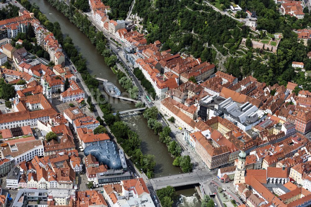 Graz aus der Vogelperspektive: Ortskern am Uferbereich des Mur - Flußverlaufes in Graz in Steiermark, Österreich
