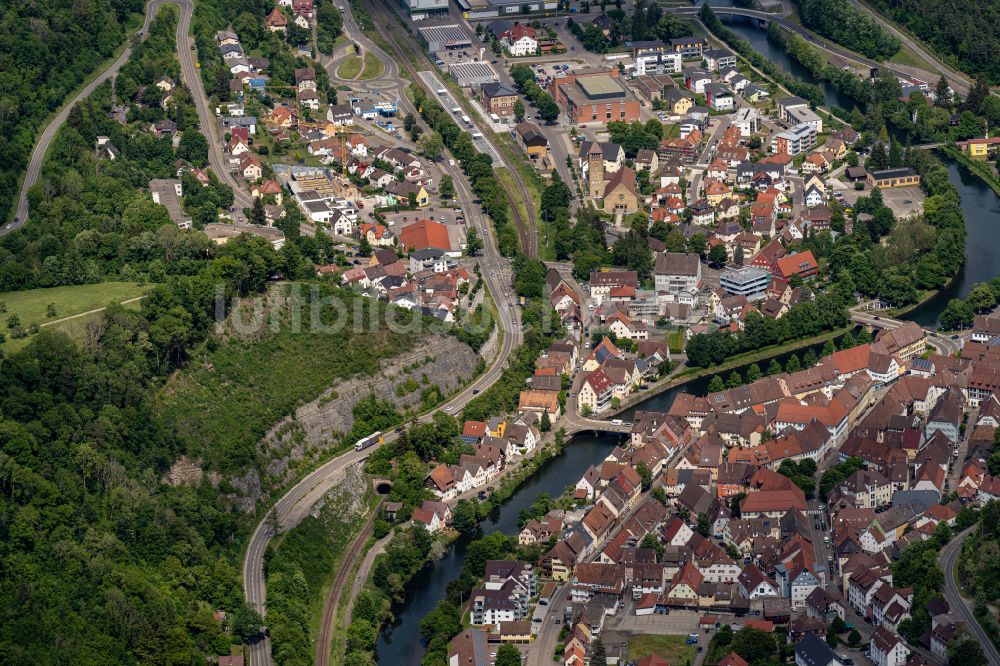 Luftaufnahme Sulz am Neckar - Ortskern am Uferbereich des Neckar - Flußverlaufes in Sulz am Neckar im Bundesland Baden-Württemberg, Deutschland
