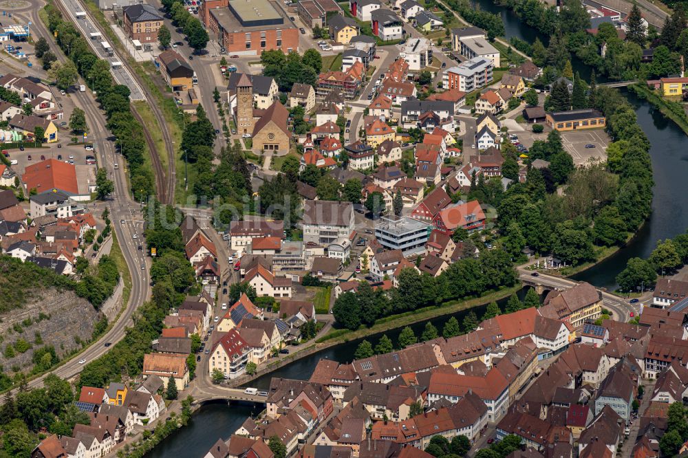 Sulz am Neckar von oben - Ortskern am Uferbereich des Neckar - Flußverlaufes in Sulz am Neckar im Bundesland Baden-Württemberg, Deutschland