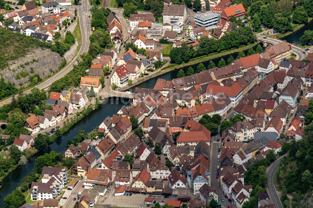 Sulz am Neckar aus der Vogelperspektive: Ortskern am Uferbereich des Neckar - Flußverlaufes in Sulz am Neckar im Bundesland Baden-Württemberg, Deutschland