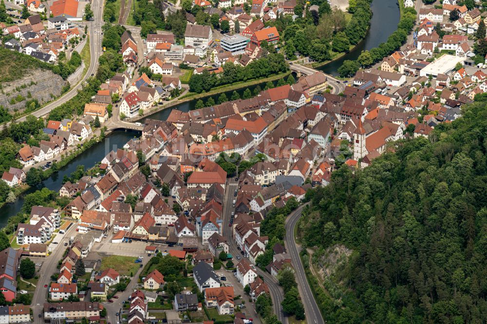 Luftbild Sulz am Neckar - Ortskern am Uferbereich des Neckar - Flußverlaufes in Sulz am Neckar im Bundesland Baden-Württemberg, Deutschland