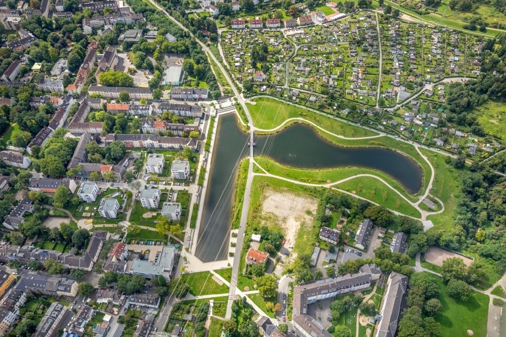 Luftaufnahme Essen - Ortskern am Uferbereich des Niederfeldsees in Essen im Bundesland Nordrhein-Westfalen - NRW, Deutschland