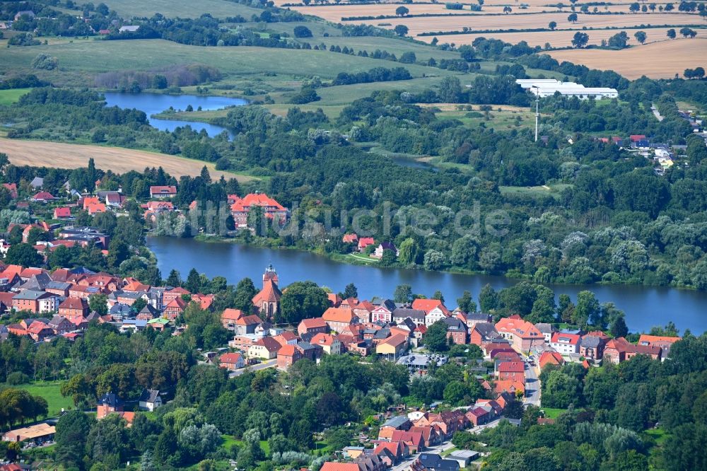 Luftaufnahme Schönberg - Ortskern am Uferbereich des Oberteich in Schönberg im Bundesland Mecklenburg-Vorpommern, Deutschland