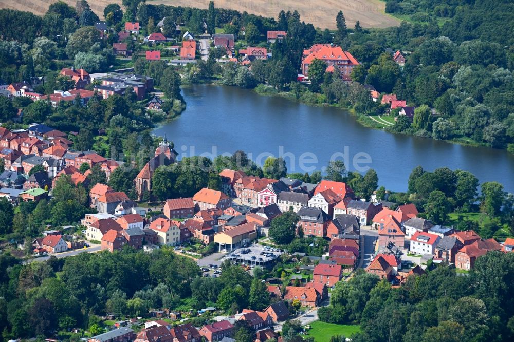 Luftaufnahme Schönberg - Ortskern am Uferbereich des Oberteich in Schönberg im Bundesland Mecklenburg-Vorpommern, Deutschland