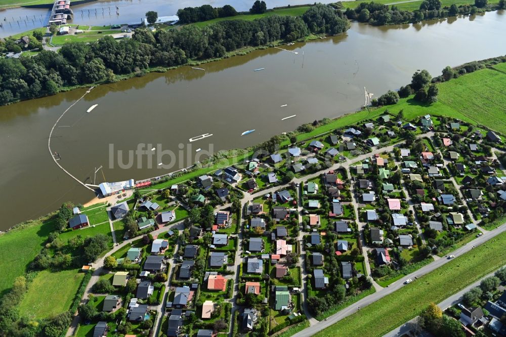 Luftbild Neuhäuserdeich - Ortskern am Uferbereich des Oste-Altarm in Neuhäuserdeich im Bundesland Niedersachsen, Deutschland