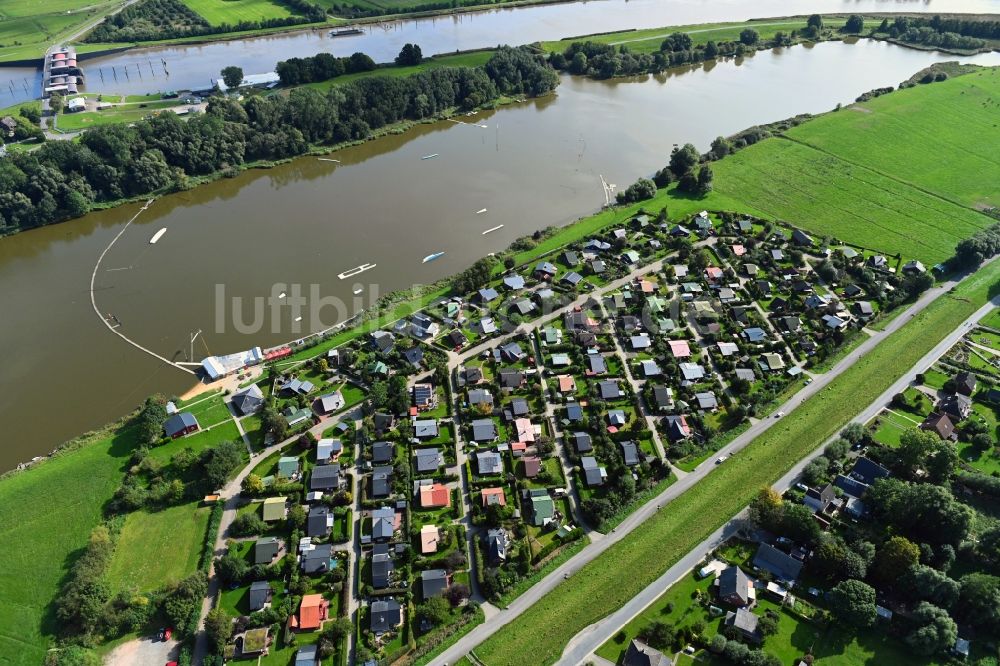Luftaufnahme Neuhäuserdeich - Ortskern am Uferbereich des Oste-Altarm in Neuhäuserdeich im Bundesland Niedersachsen, Deutschland