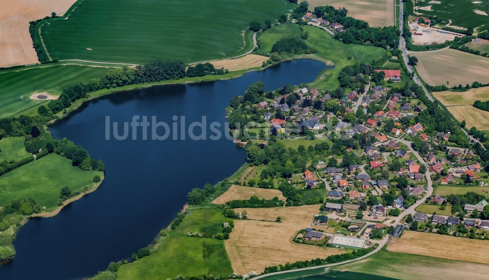 Luftaufnahme Stoltenberg - Ortskern am Uferbereich des Passader See in Stoltenberg im Bundesland Schleswig-Holstein, Deutschland