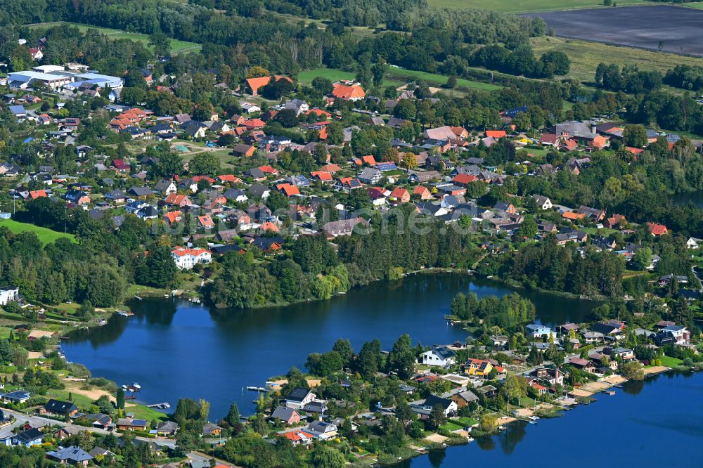 Güster aus der Vogelperspektive: Ortskern am Uferbereich des Prüßsee in Güster im Bundesland Schleswig-Holstein, Deutschland