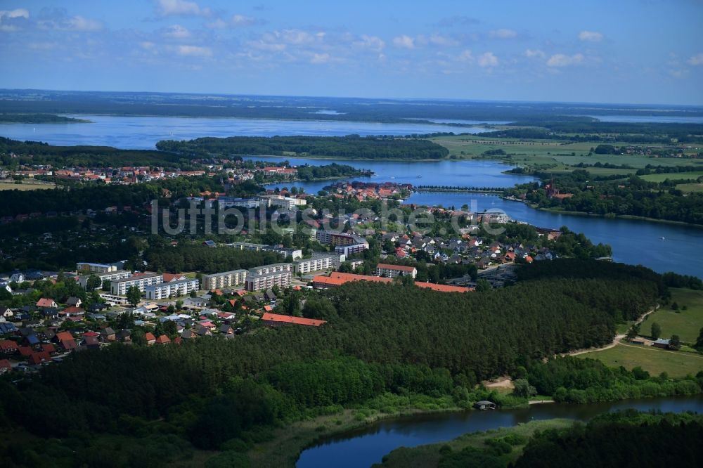 Malchow von oben - Ortskern am Uferbereich des Recken - Flußverlaufes in Malchow im Bundesland Mecklenburg-Vorpommern, Deutschland