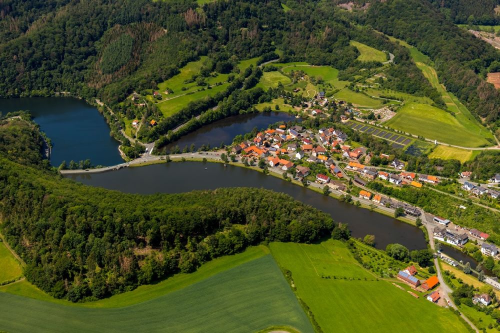 Luftaufnahme Nieder-Werbe - Ortskern am Uferbereich des Reierbacher Vorbecken in Nieder-Werbe im Bundesland Hessen, Deutschland