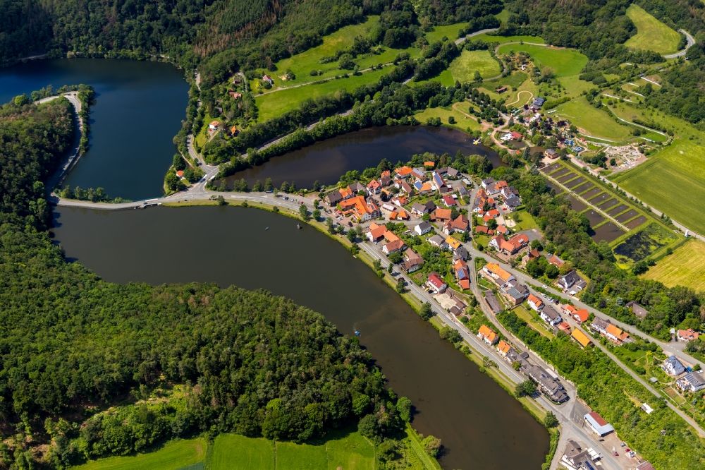 Nieder-Werbe von oben - Ortskern am Uferbereich des Reierbacher Vorbecken in Nieder-Werbe im Bundesland Hessen, Deutschland