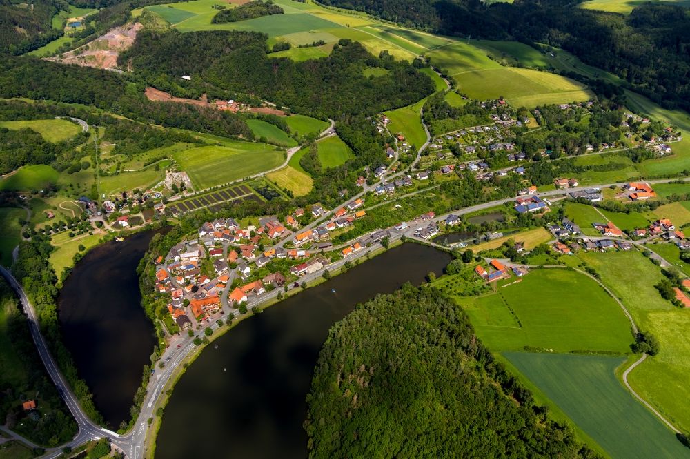 Nieder-Werbe aus der Vogelperspektive: Ortskern am Uferbereich des Reierbacher Vorbecken in Nieder-Werbe im Bundesland Hessen, Deutschland