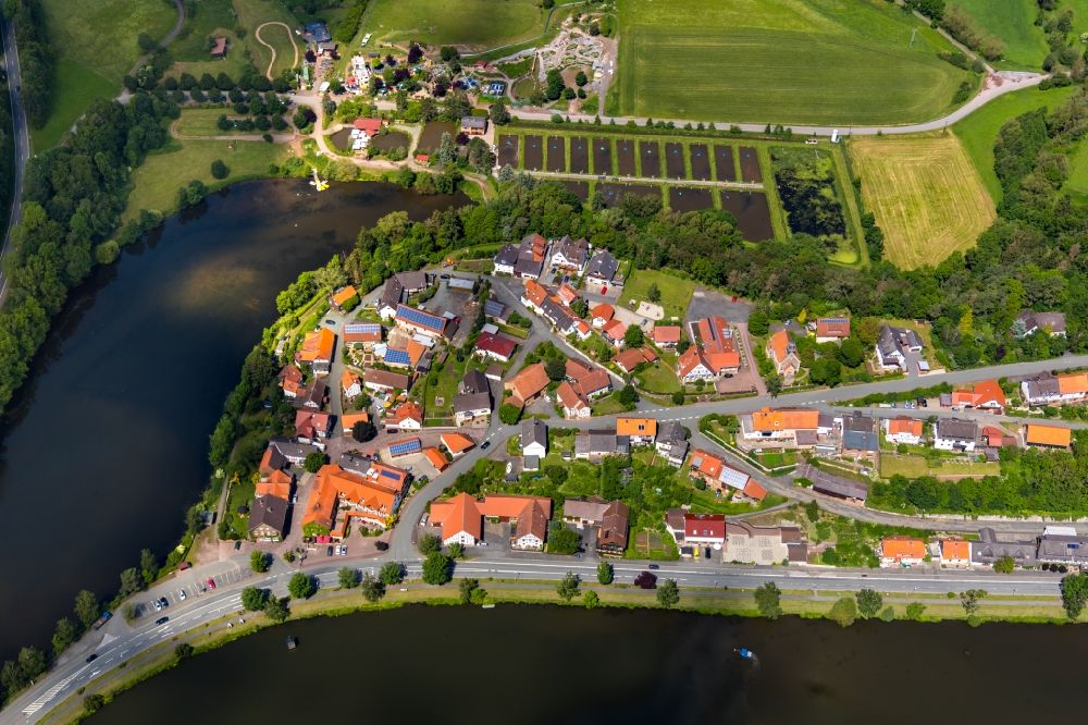 Luftbild Nieder-Werbe - Ortskern am Uferbereich des Reierbacher Vorbecken in Nieder-Werbe im Bundesland Hessen, Deutschland
