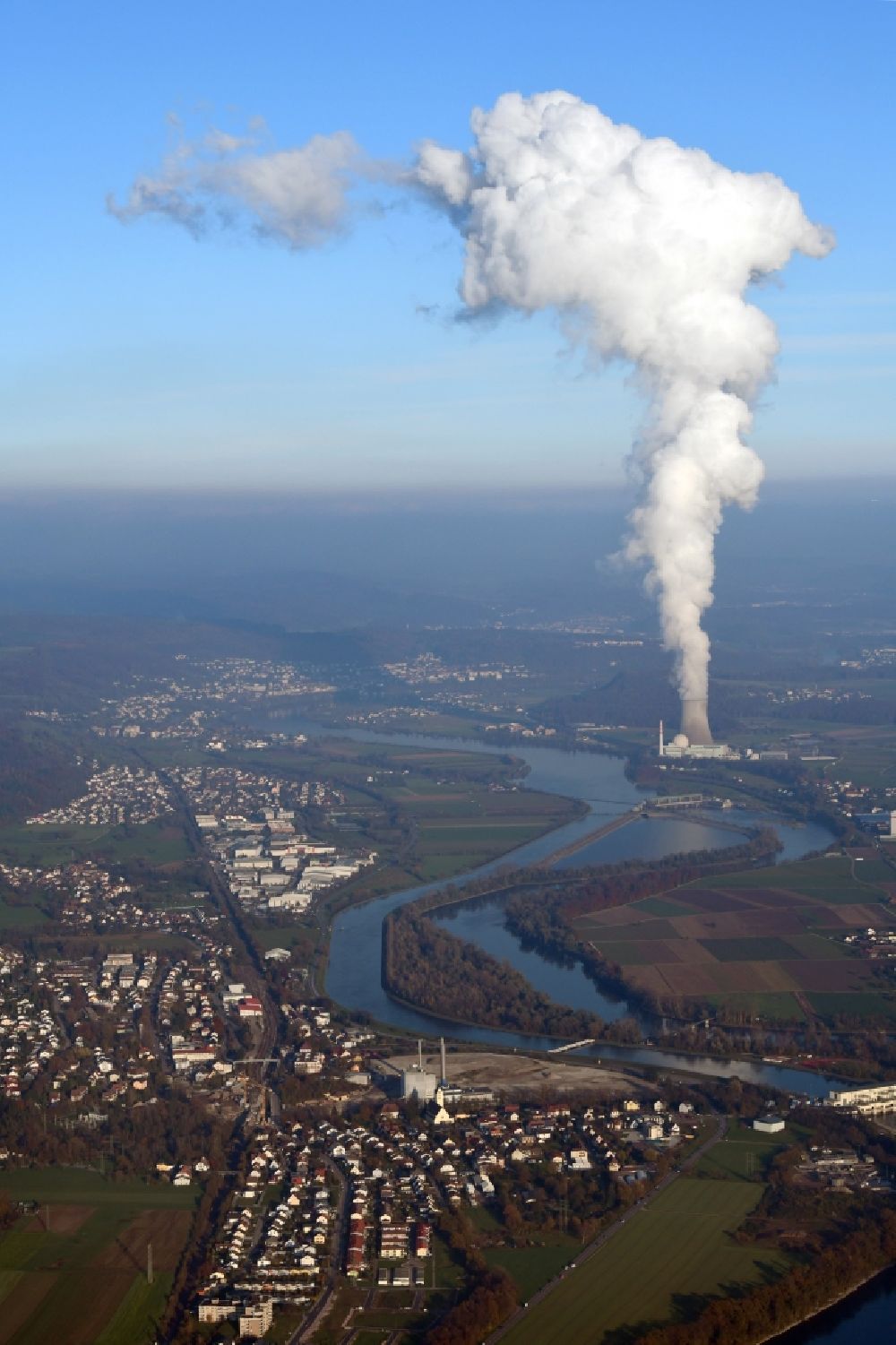 Luftaufnahme Albbruck - Ortskern am Uferbereich des Rhein - Flußverlaufes in Albbruck im Bundesland Baden-Württemberg, Deutschland. Dahinter das Atomkraftwerk Leibstadt in der Schweiz