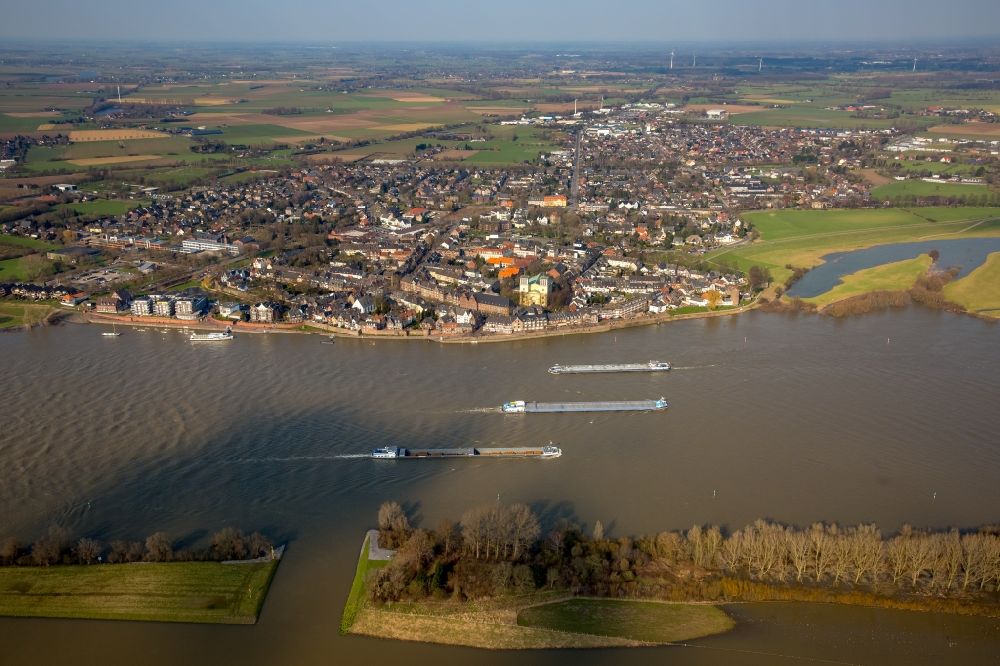 Luftaufnahme Kalkar - Ortskern am Uferbereich des Rhein - Flußverlaufes mit Frachtschiffen in Rees im Bundesland Nordrhein-Westfalen
