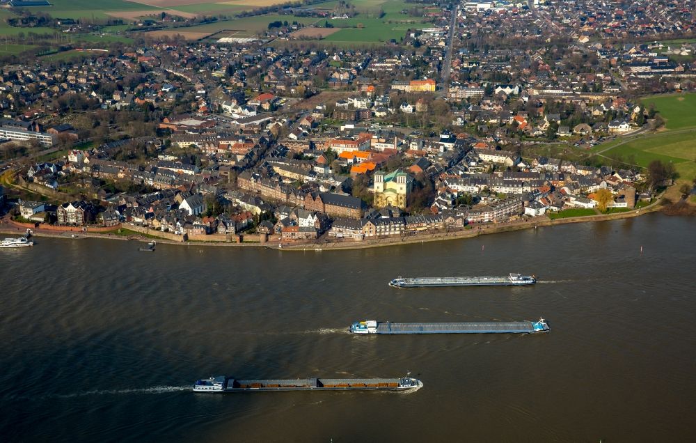 Kalkar von oben - Ortskern am Uferbereich des Rhein - Flußverlaufes mit Frachtschiffen in Rees im Bundesland Nordrhein-Westfalen